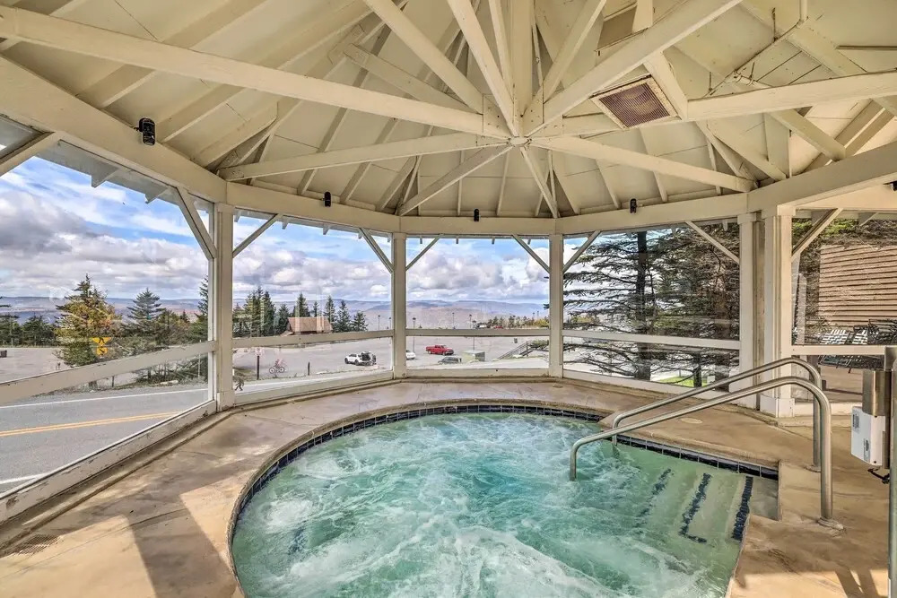 Ski-in/out Condo in Snowshoe Mountain Resort!