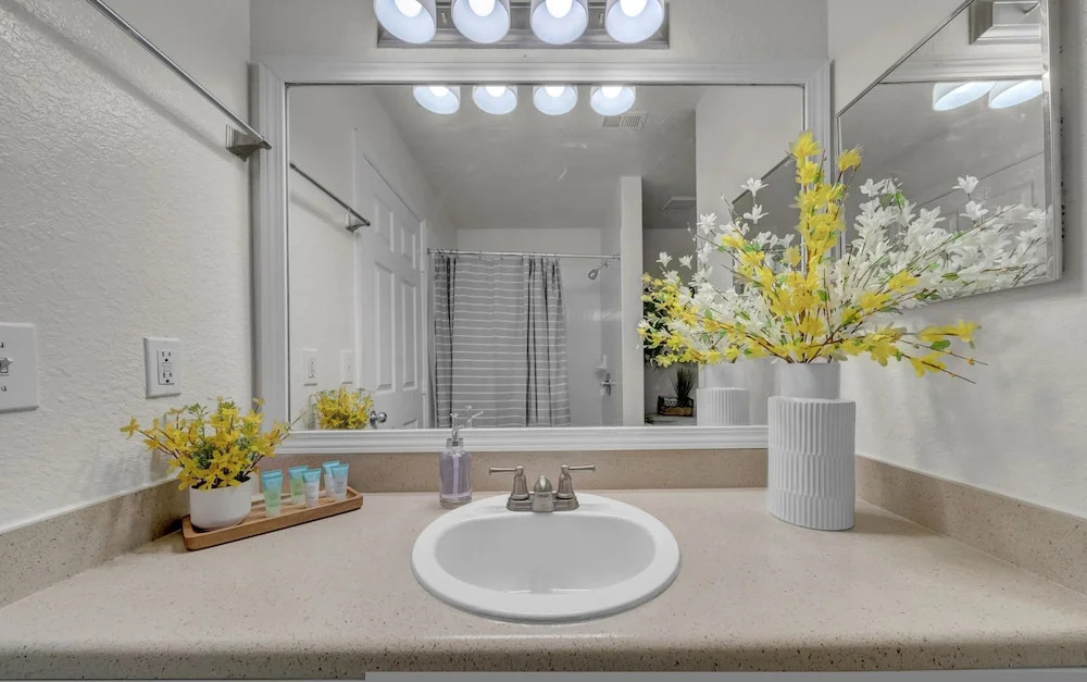 Modern 2BR 2BA Pool Gym Near Airport 8