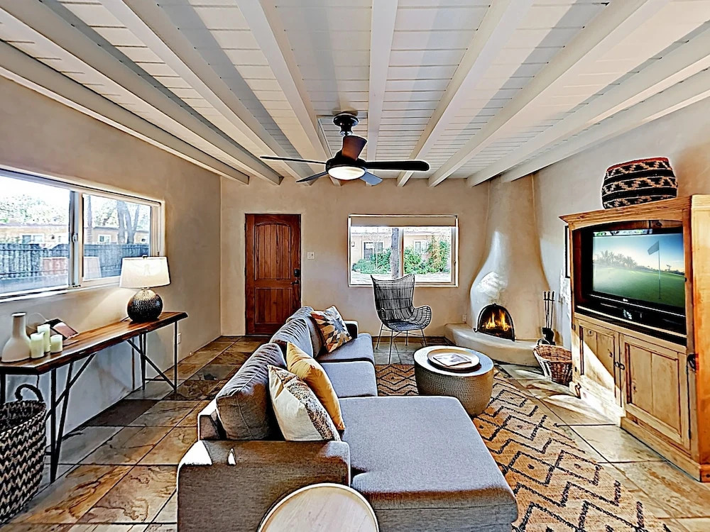 New Listing! Cozy Getaway Near Plaza & Railyard 2 Bedroom Condo