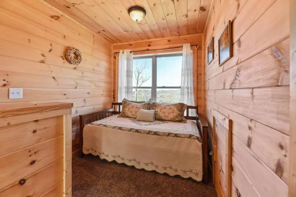 Walnut Ridge Cabin. Sleeps 7-11! Hot tub, pool table, minutes to downtown Gatlinburg!