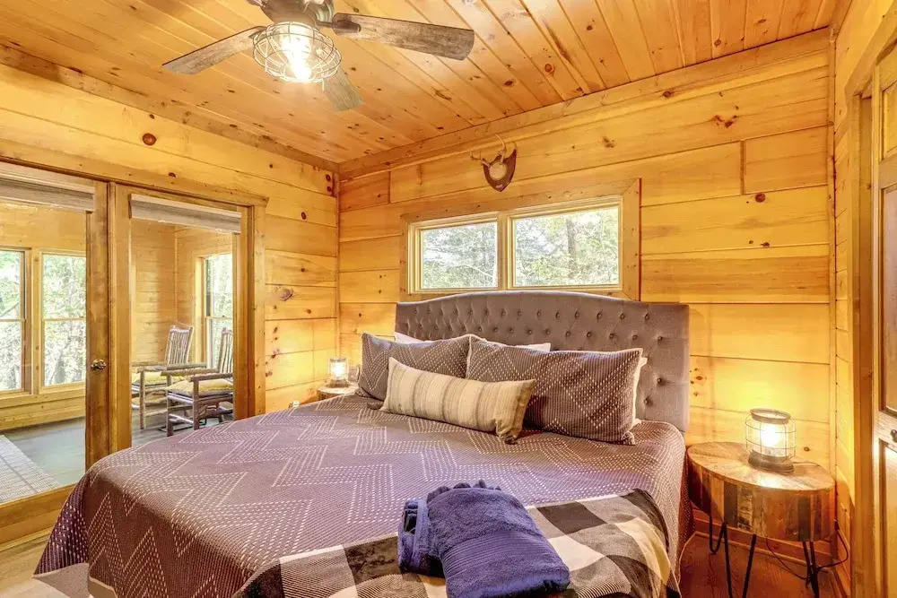 Blue Ridge Cabin w/ Hot Tub, Fire Pit, & Game Room