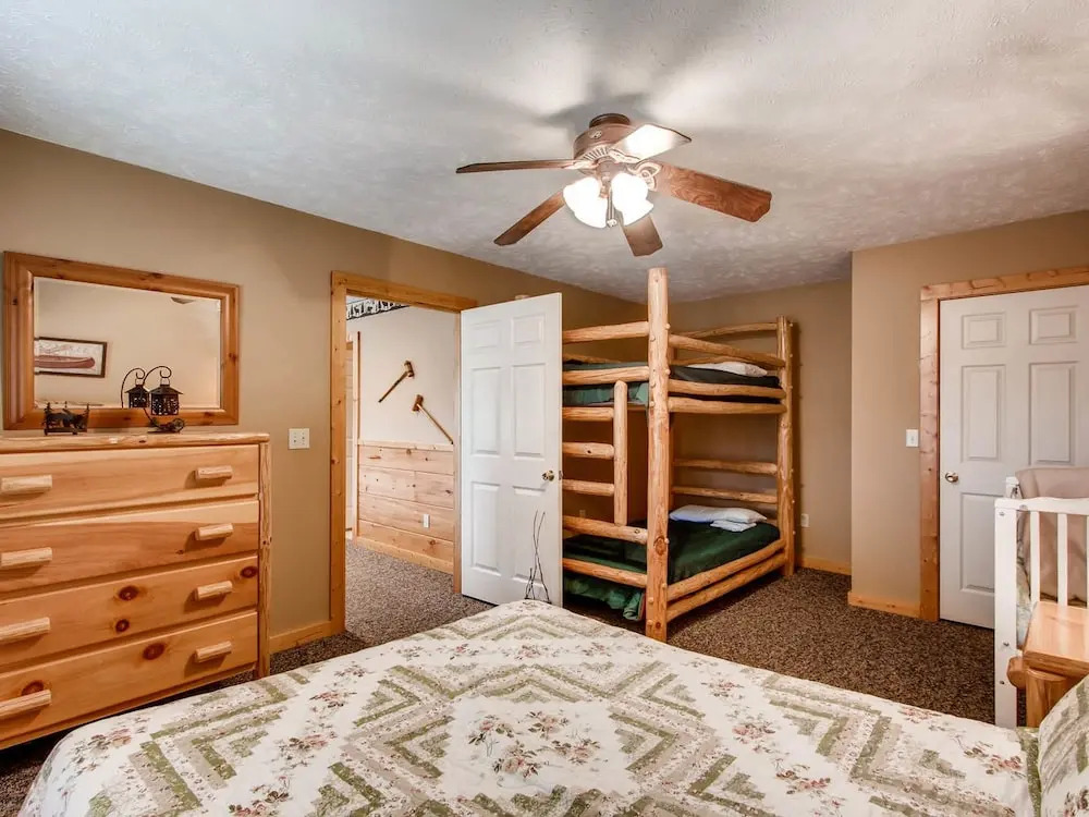Bearadise 4 Bedroom Cabin by RedAwning