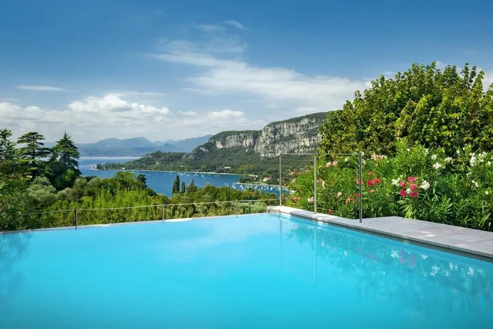 C Cantoni - 10 Sleeps Villa With Pool Stunning Views in Garda