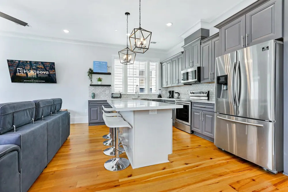 Spacious 5BR Urban Retreat with Balcony & Pool