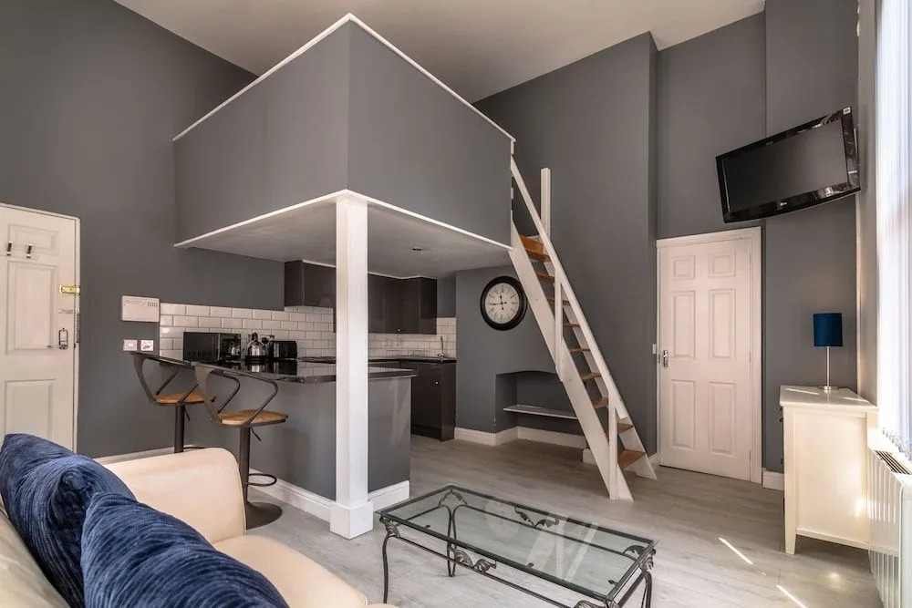 1 Bed Old Town City Studio near Theatre Suit Work or Leisure