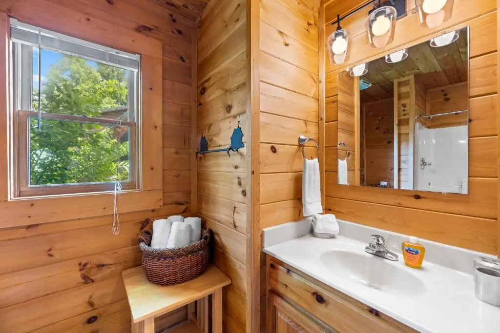 Mountain view 5 bdrm Gatlinburg Cabin near downtown Arts