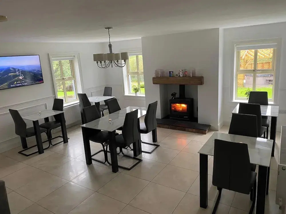 Rostrevor Valley 5-br, Sleeps 10 w/ Hot Tub & View