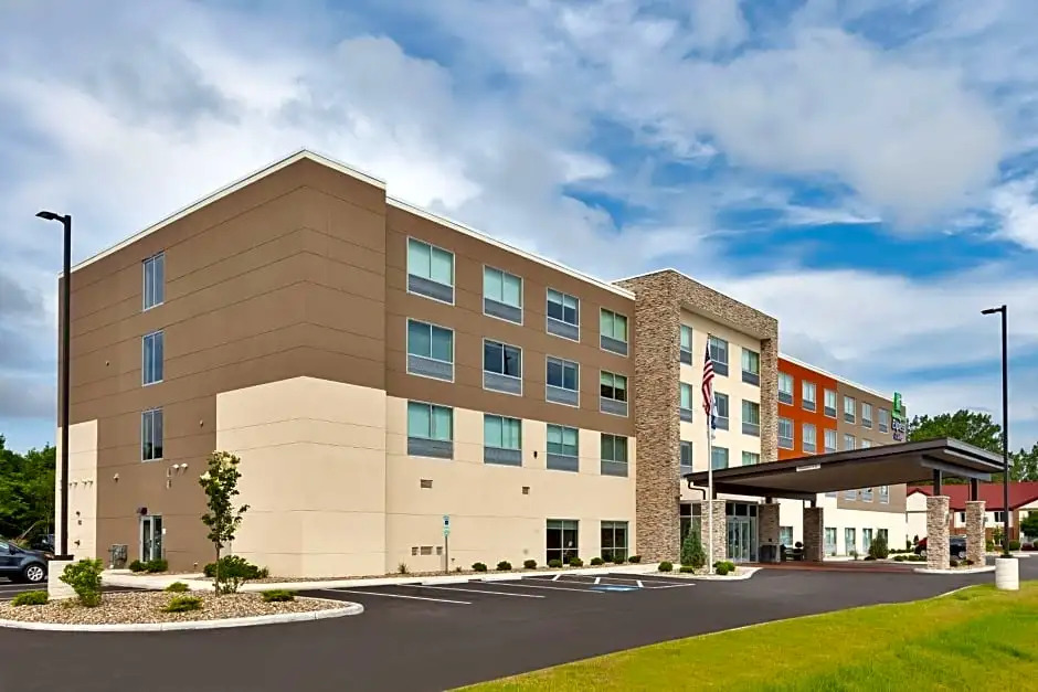 Holiday Inn Express & Suites - Milan - Sandusky Area by IHG