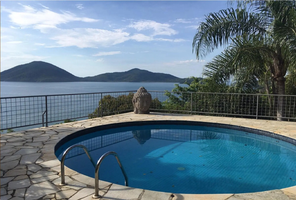 Pineapples Ubatuba | Mansion overlooking the sea
