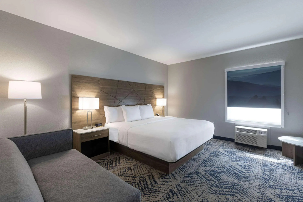 Rodeway Inn & Suites near Outlet Mall - Asheville
