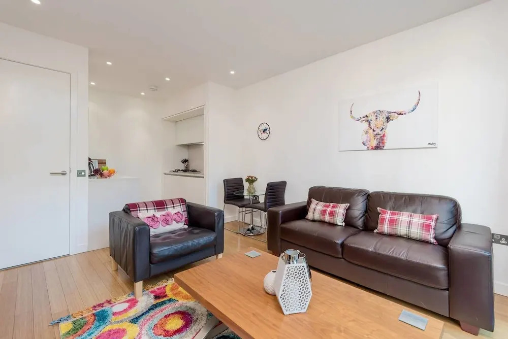 Modern Yet Homely Quartermile Apartment With Elevator