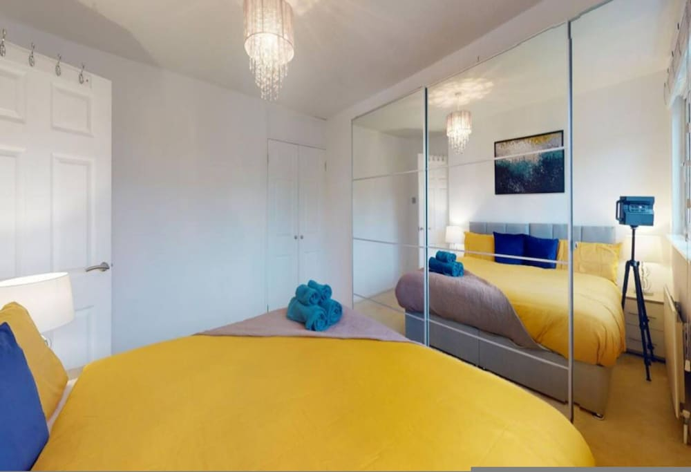 Comfort Stay Slough 3BR Home for Groups Families