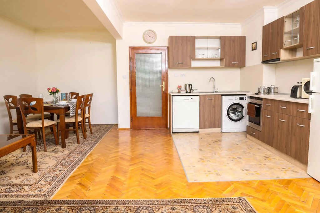 Krichim Apartments,Three-Bedroom, large apartment, TOP CENTER