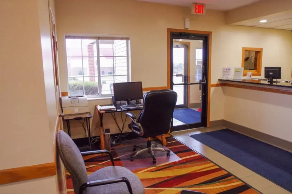DUTCH INN AND SUITES