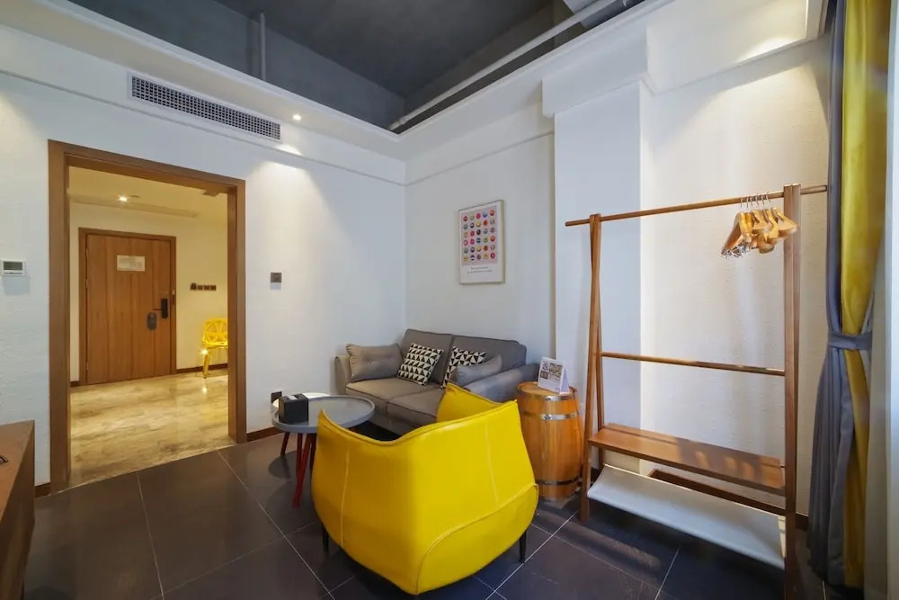 Qiandaohu Jinling Landscape Beer Hot Spring Hotel