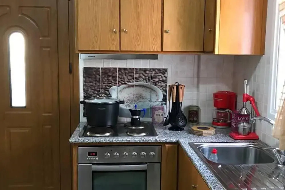 1 Bed - Sleeps 2 - Private Balcony - Free Parking