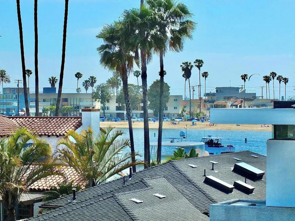 Naples Luxury Retreat - 2 BDR Stay for 4 With Rooftop Patio Near Shops