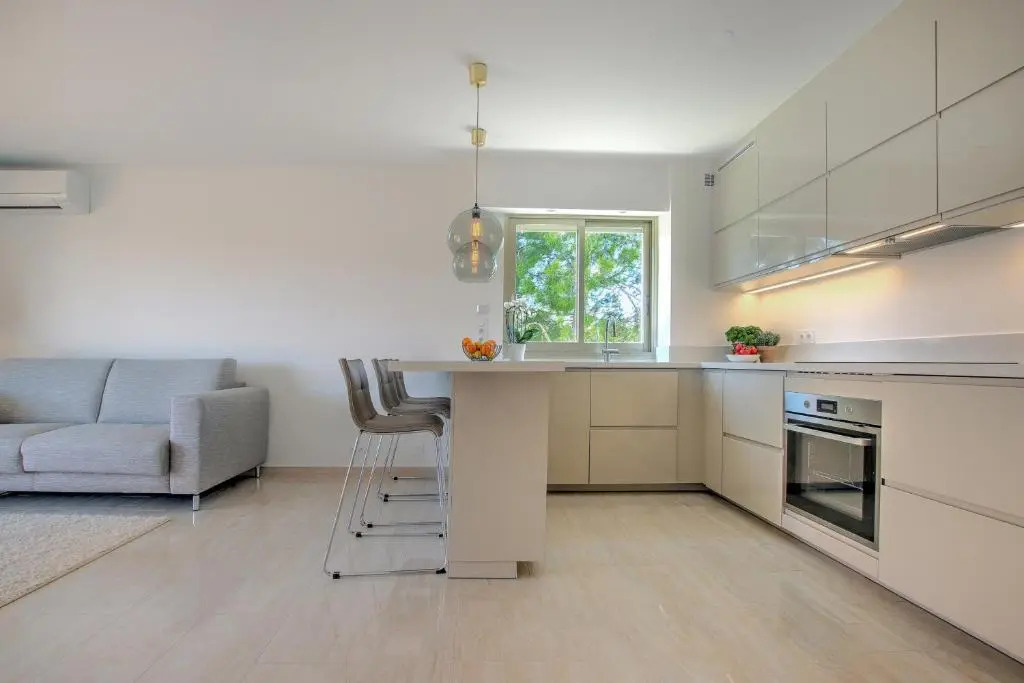 Modern Family Home 5 min to Beach +Pool +Garage