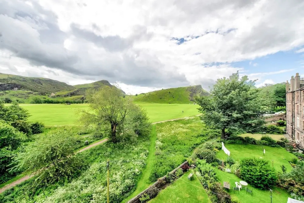 Luminous 1 BR Flat Close to City Centre, With Superb Views of Arthurs Seat