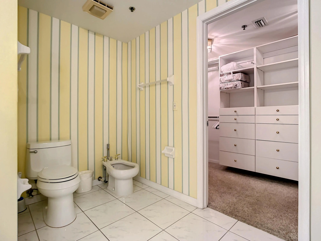 Penthouse Condo with wrap around views of the ocean - SR802