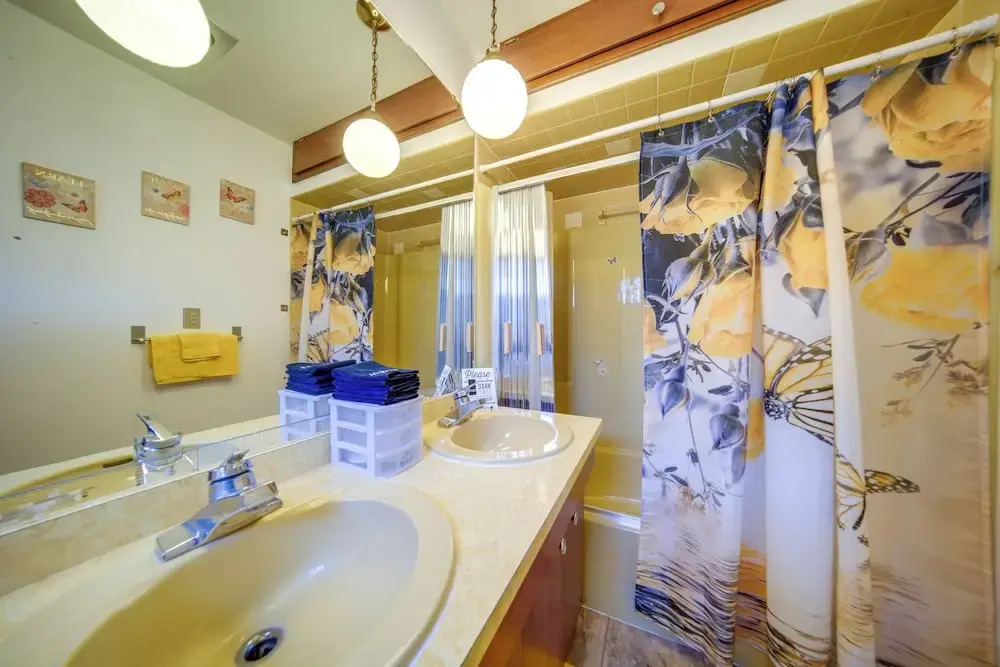 Group-friendly Lake Erie Getaway w/ Private Yard