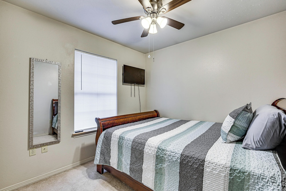 Hot Tub! Dog-friendly Gem 6 Mi to Dtwn Brownsville