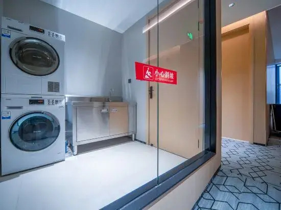 Heju Hotel (Shaoxing Keyan Scenic Area Light Textile City Curtain Market Store)