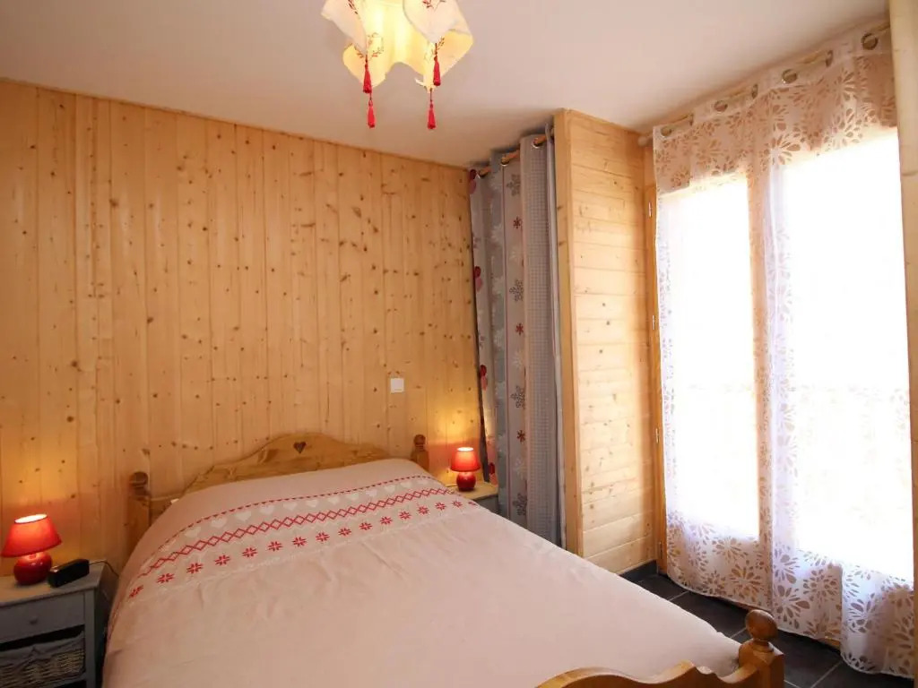 Chalet avec Terrasse Panoramique, WiFi et Parking, 8 Pers. - FR-1-608-15