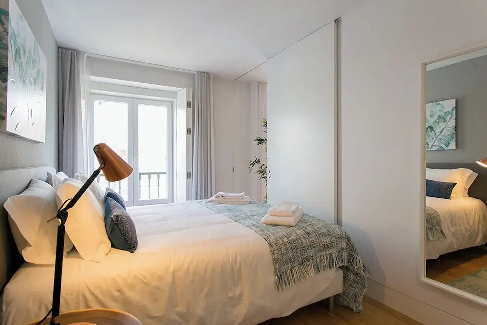 JOIVY Sunny 1-bed flat w/terrace&sea view in Baixa, 3mins to Arco da Rua Augusta