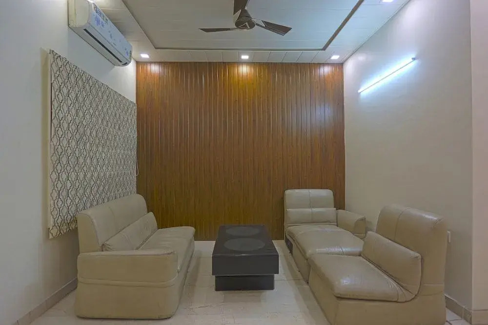 Oyo 41667 Paschim Vihar Inn