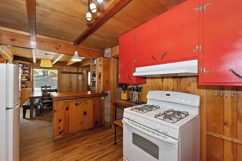 Sunshine Cabin Cozy 2-Story Getaway