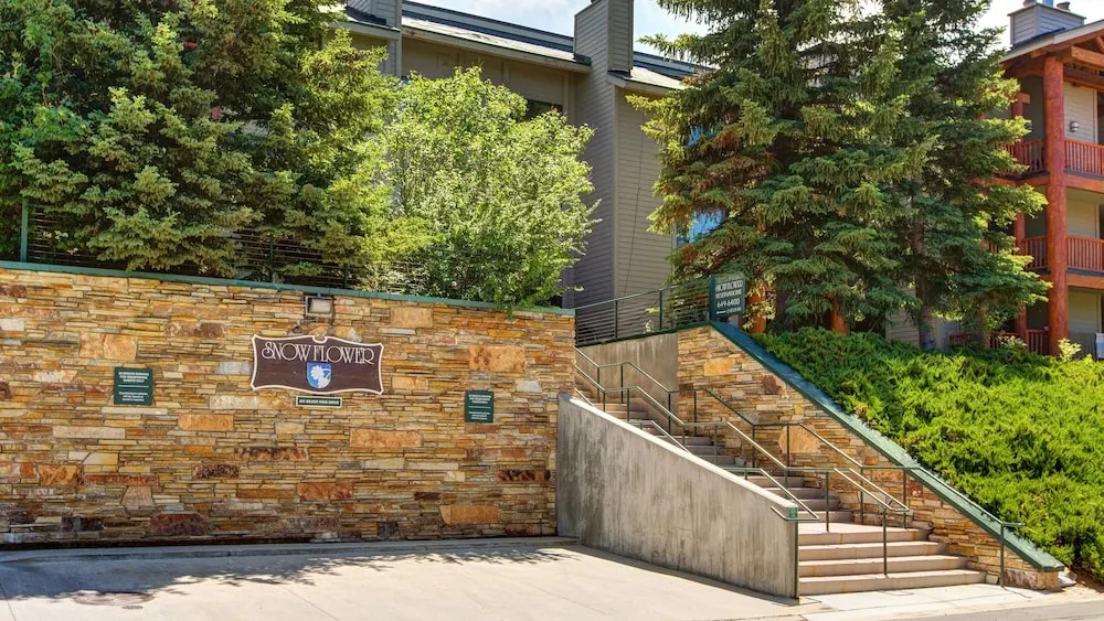 Ski in out 2 BDR Condo in the Heart of the Action
