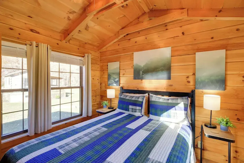 Pet-friendly Damascus Cabin w/ Deck & Mtn Views