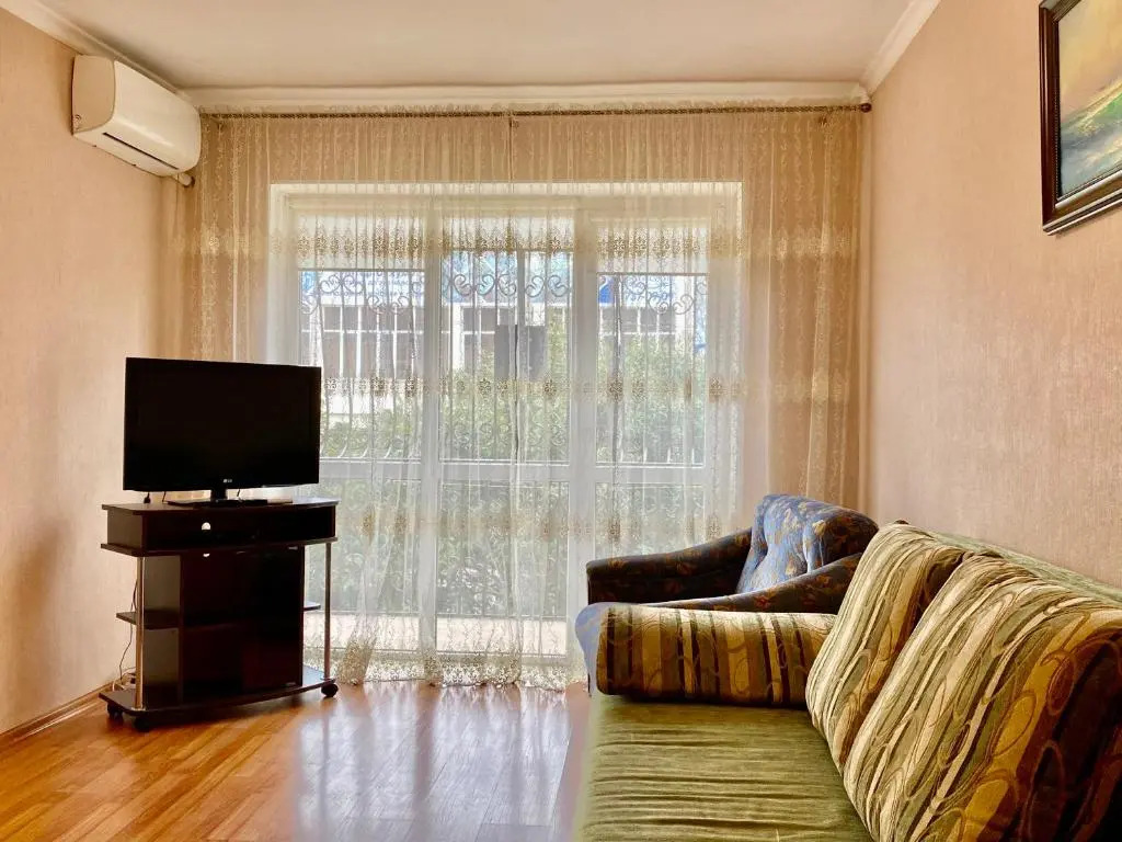 Kvartira 1-komnatnaja - do morja 2 min - v tsentre