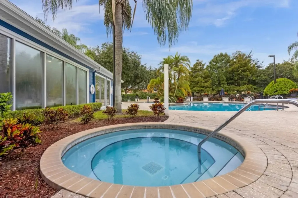 4 Bd 3 Ba Lucaya Village 14-101