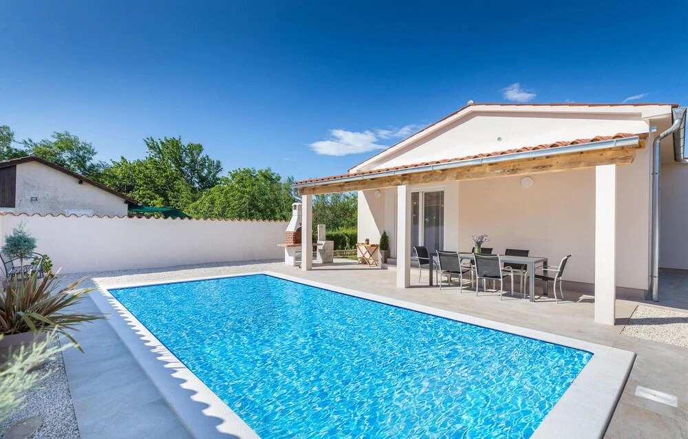 Lovely Home In Valbandon