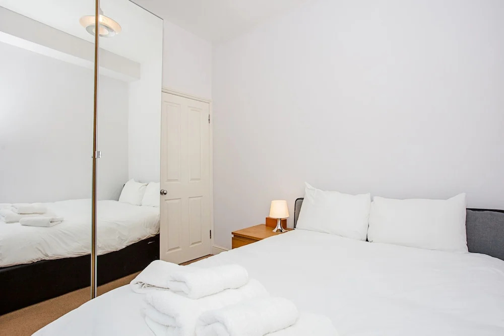 1 Bedroom Apartment in Heart of Shepherd's Bush Accommodates 4
