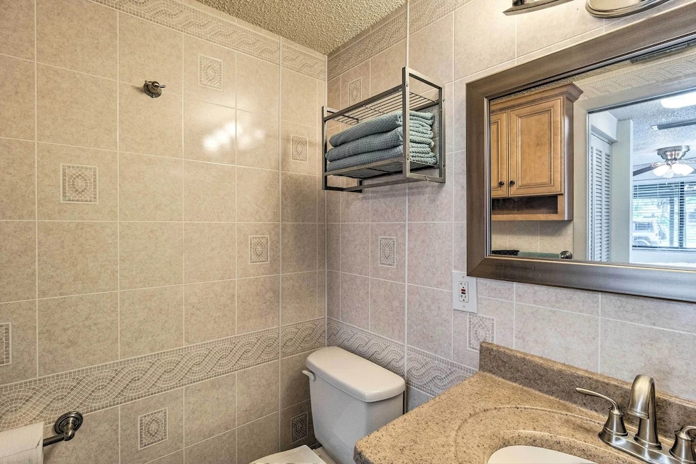 Bright Venice Home w/ Yard < 4 Miles to Beach!