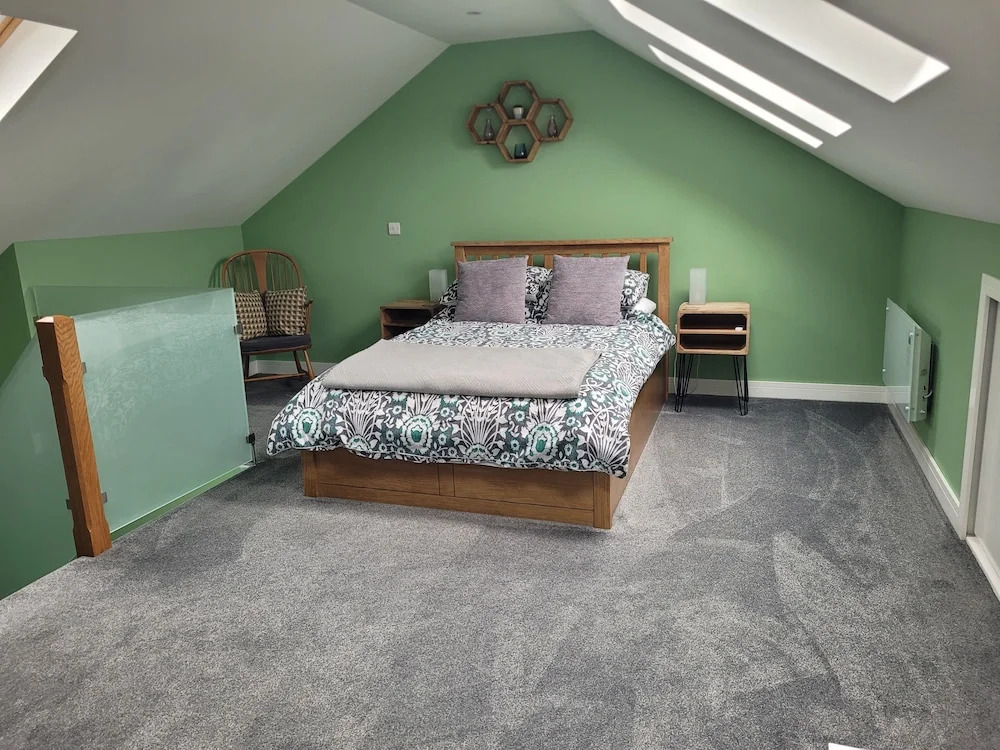 Forest Cedar Lodge, Cinderford, Sleeps 4