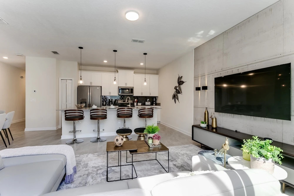 4bed 3Ba Storey Lake Home w. Pool