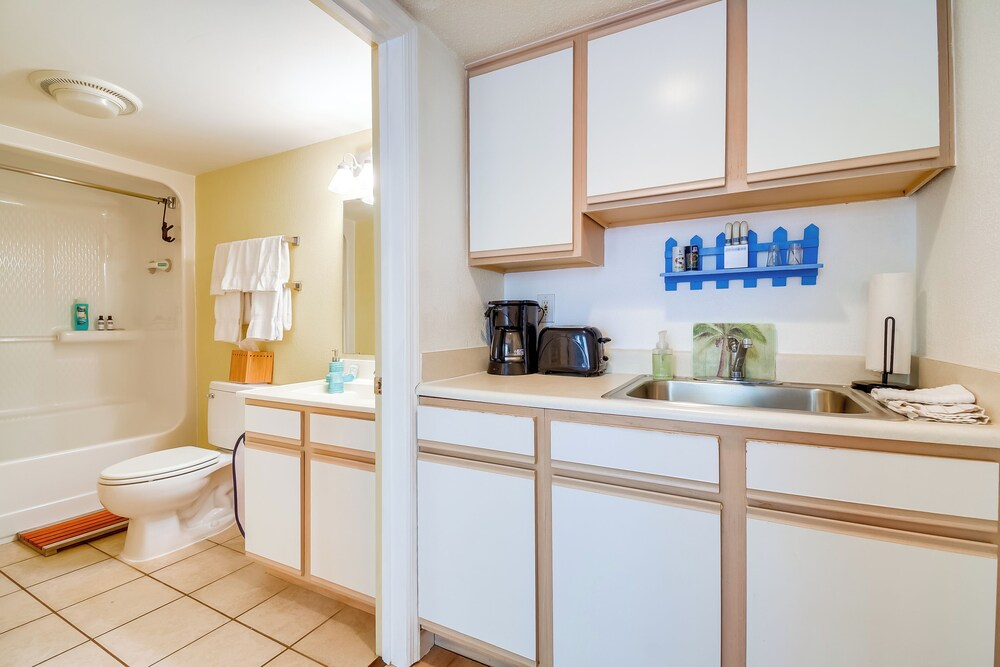 2 Mi to Barefoot Landing: Beachfront Resort Studio