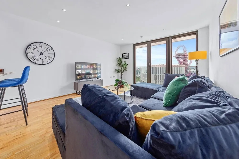 Penthouse 2-bed Apartment in The Heart Of E15