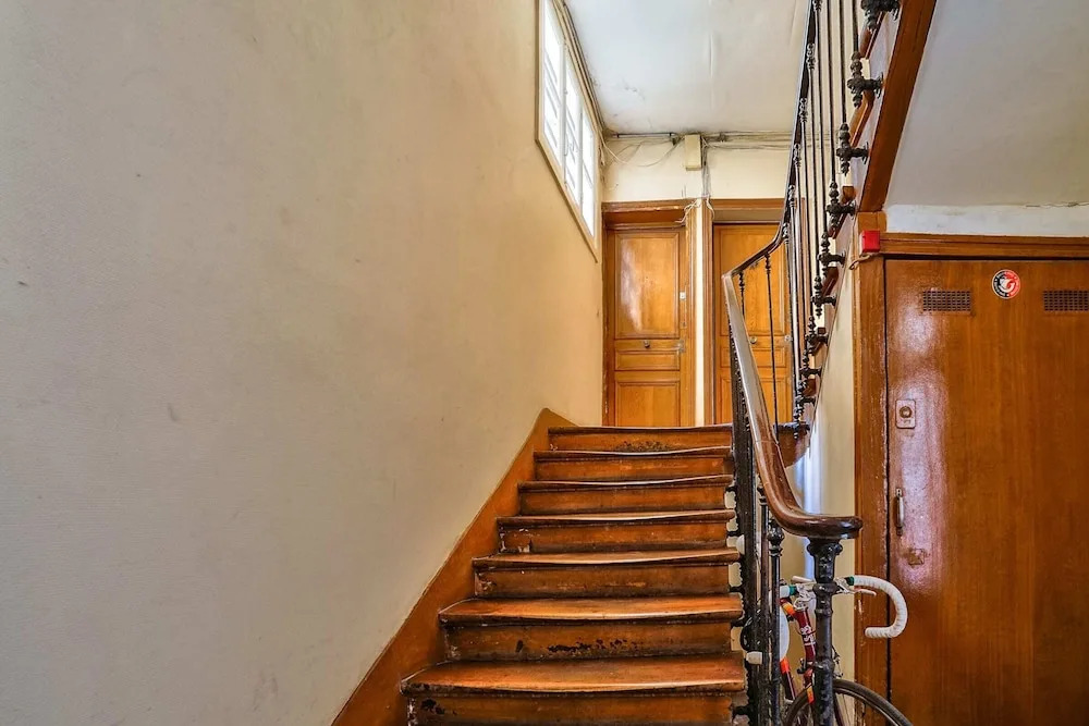 Charming 2 Room Apartment Near Square Louise-michel