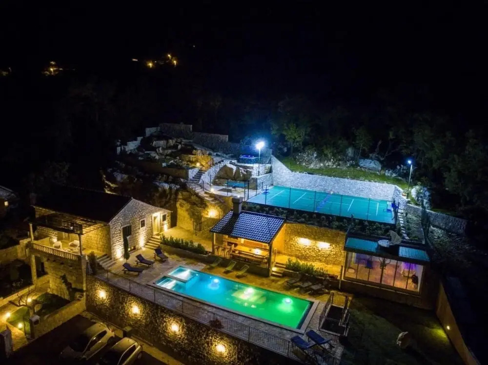 Villa Falcon Rook