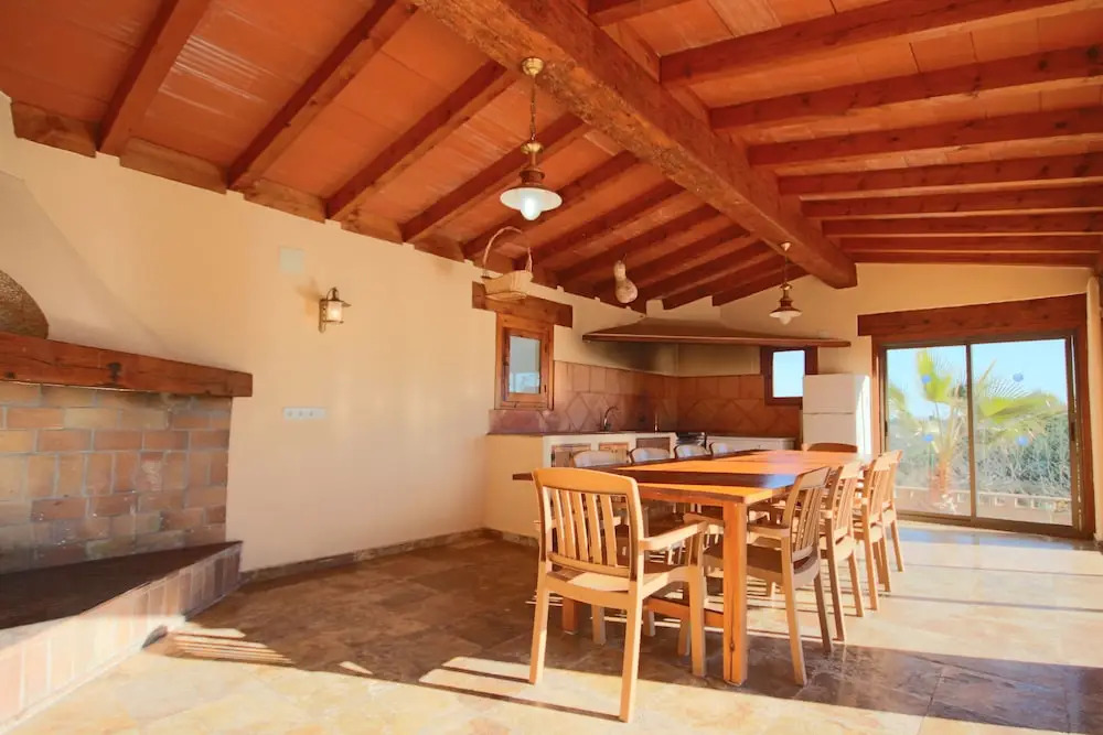 Private 4-bedroom Villa w/ Pool, Summer Kitchen & Expansive Living Space