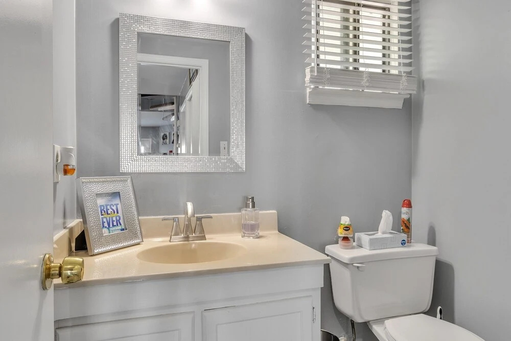 Comfy Home In The Heart Of Raleigh 2 Bedroom Townhouse by Redawning