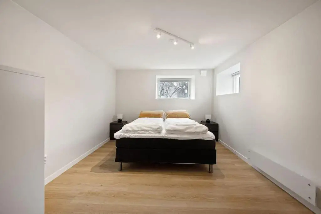 Practical Basement Apt with all home comforts close to City Centre