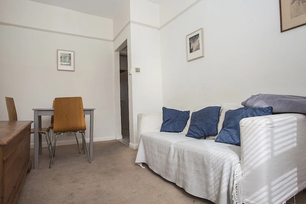 Bright 1 Bedroom Flat in Oval
