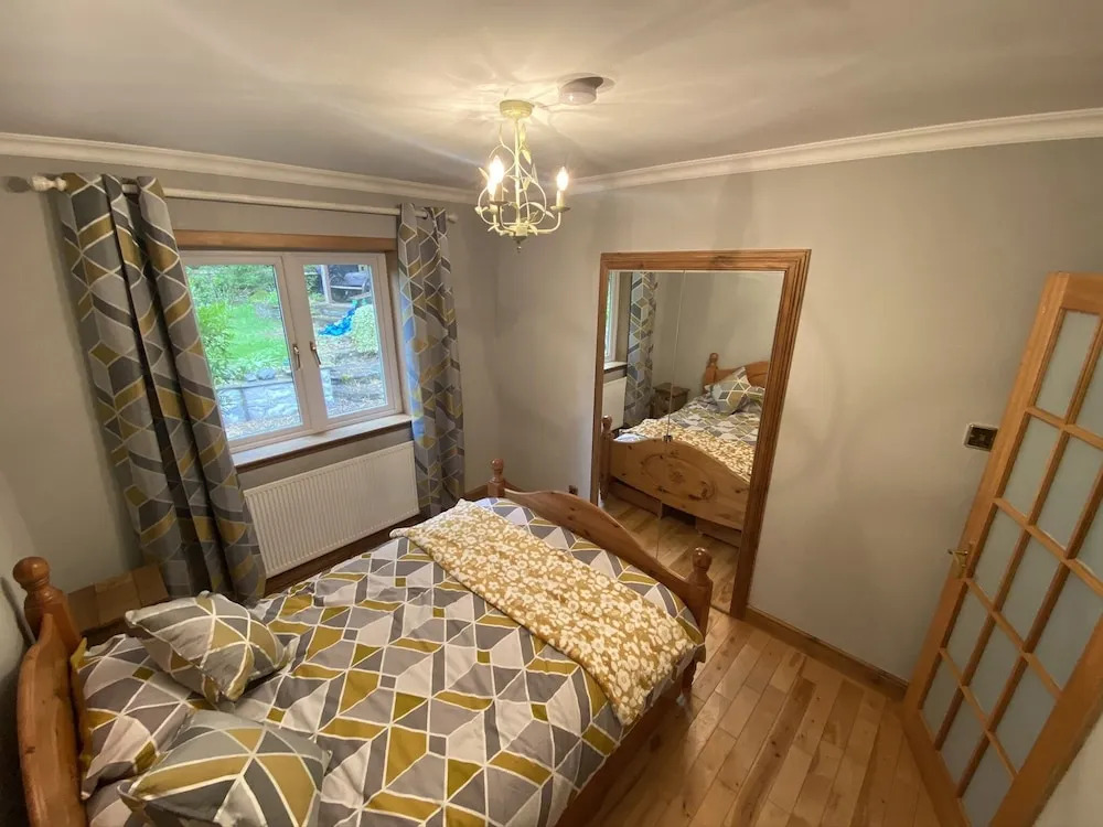 Country Cottage Sleeps 6 w Hot Tub & Dog-Friendly