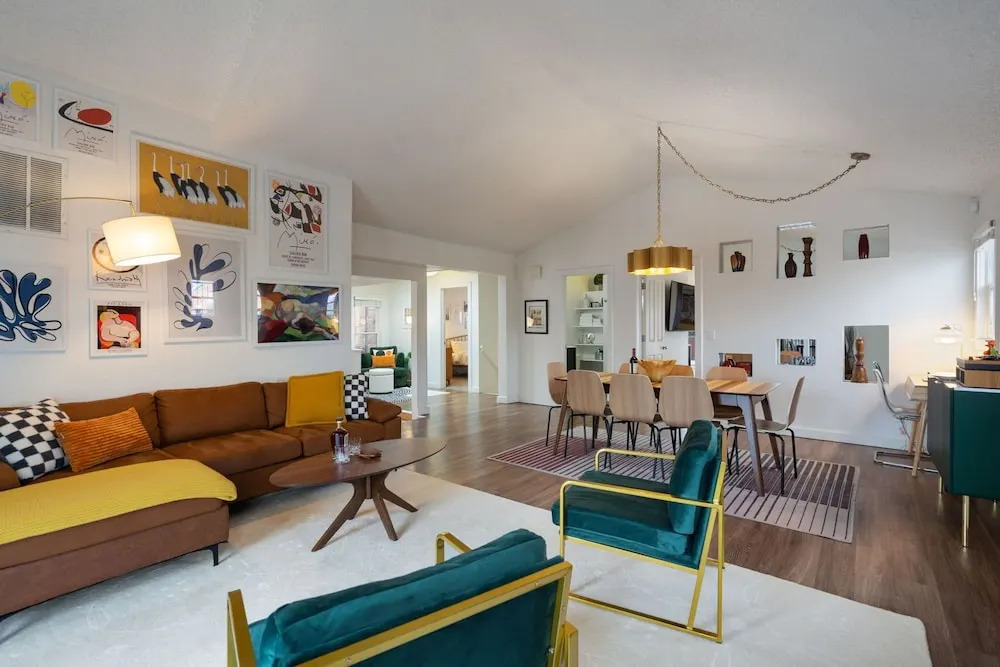 Pine Street Loft – Steps from Old Town Square!